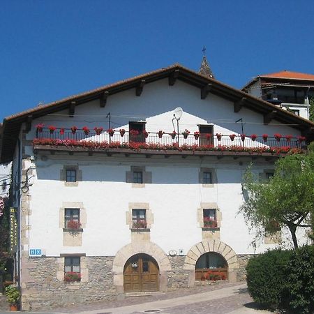 Hostal Ezkurra Exterior photo